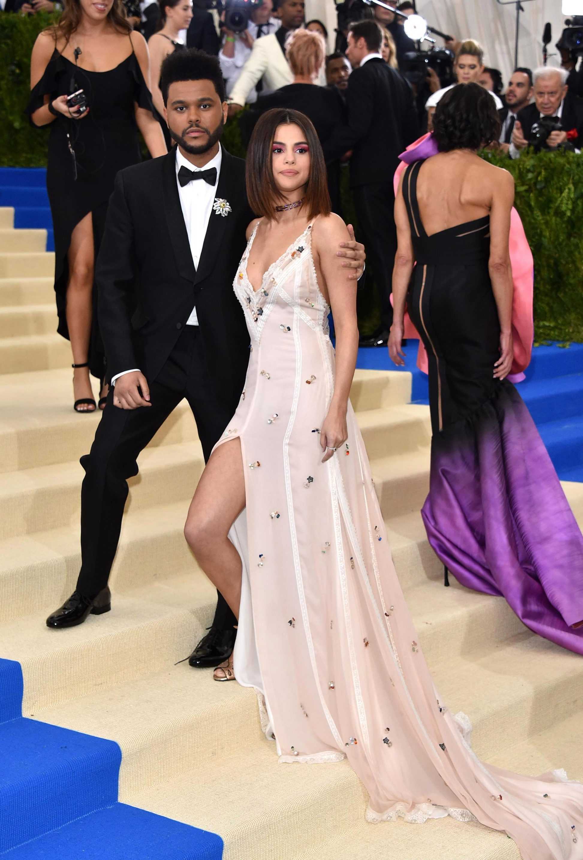 Selena_Gomez_-_2017_MET_Gala_at_The_Metropolitan_Museum_of_Art_on_May_1-03.jpg