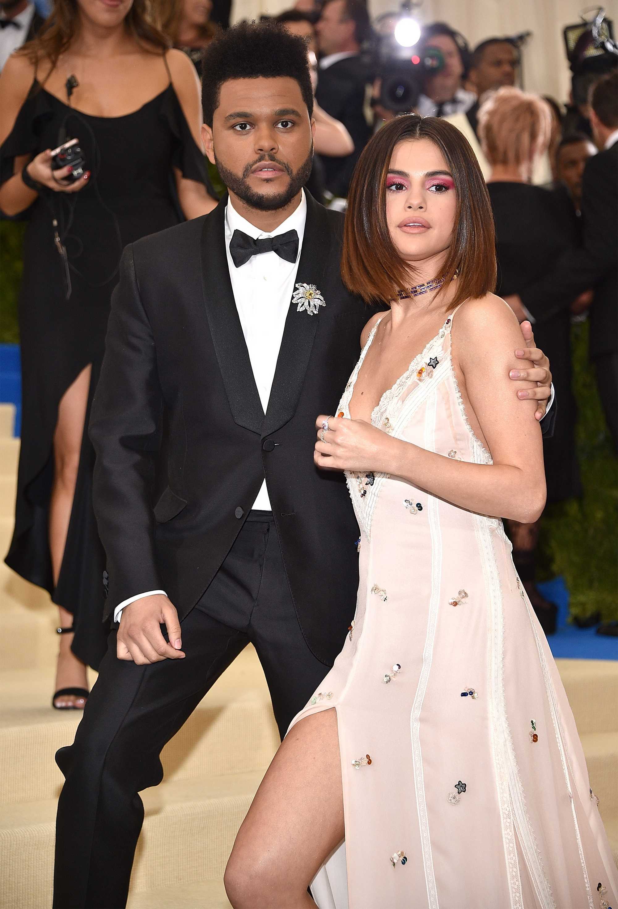Selena_Gomez_-_2017_MET_Gala_at_The_Metropolitan_Museum_of_Art_on_May_1-07~0.jpg