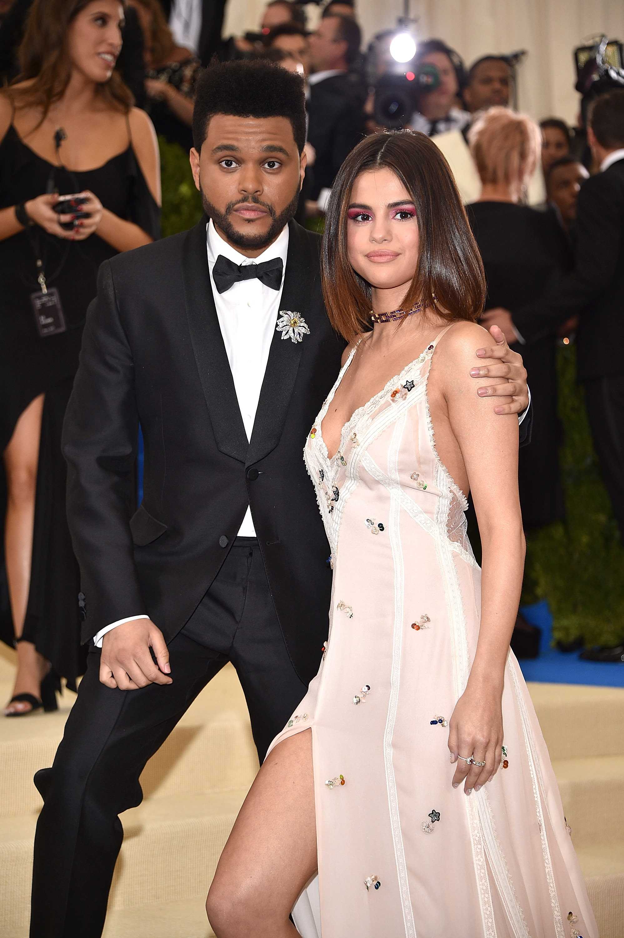 Selena_Gomez_-_2017_MET_Gala_at_The_Metropolitan_Museum_of_Art_on_May_1-08~0.jpg