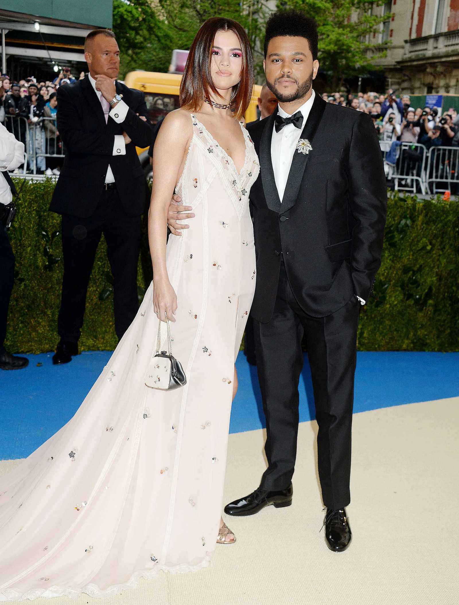 Selena_Gomez_-_2017_MET_Gala_at_The_Metropolitan_Museum_of_Art_on_May_1-09.jpg