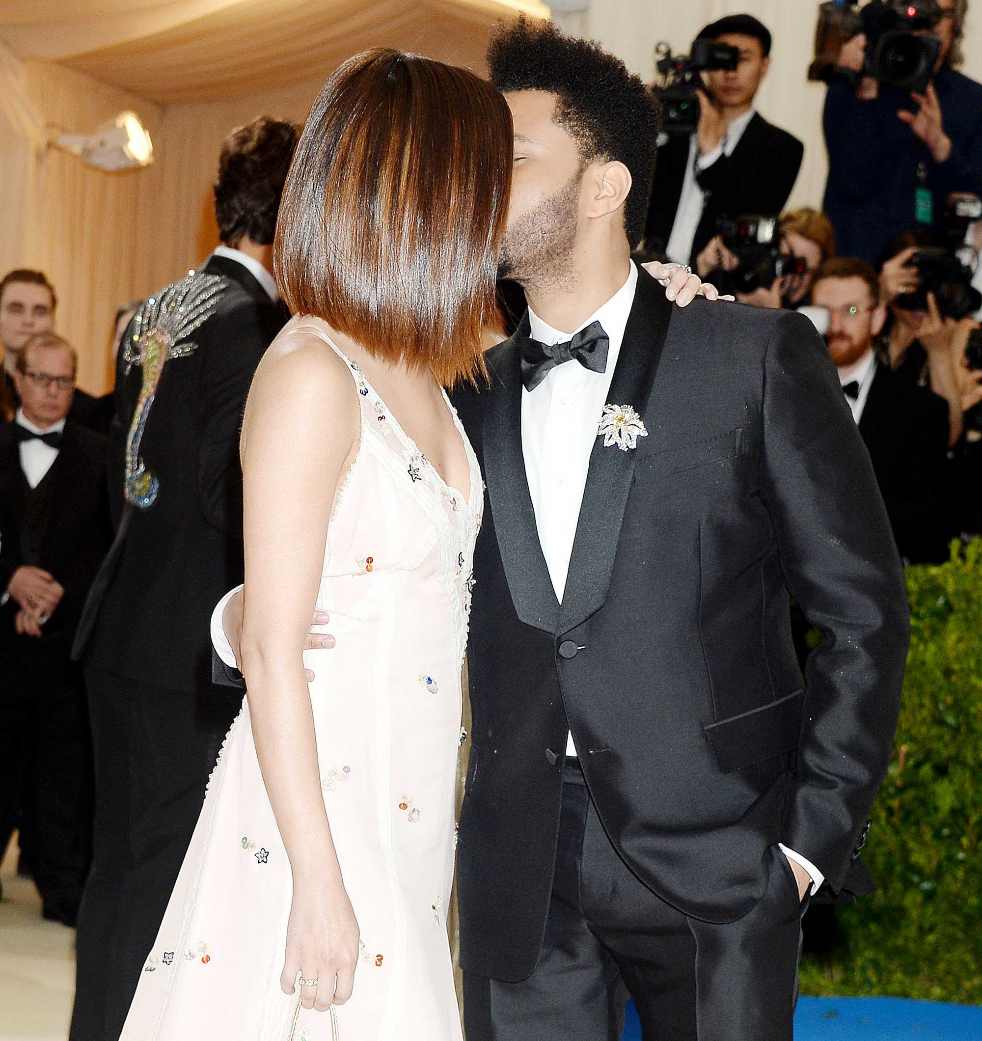 Selena_Gomez_-_2017_MET_Gala_at_The_Metropolitan_Museum_of_Art_on_May_1-12.jpg
