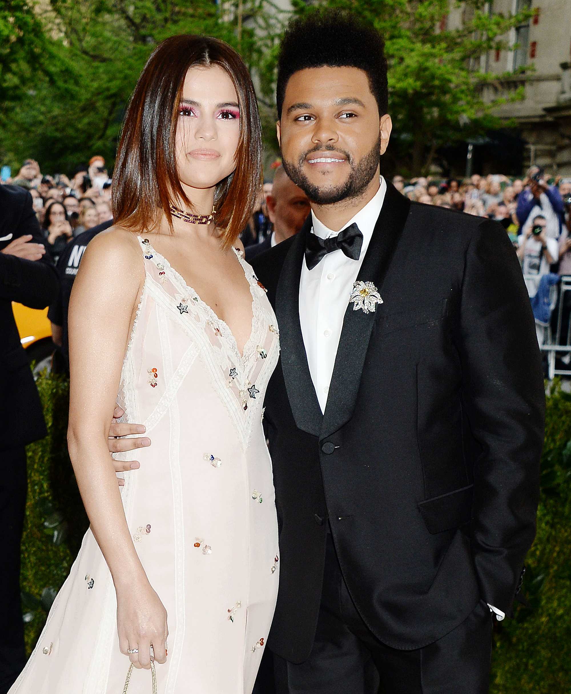 Selena_Gomez_-_2017_MET_Gala_at_The_Metropolitan_Museum_of_Art_on_May_1-18.jpg