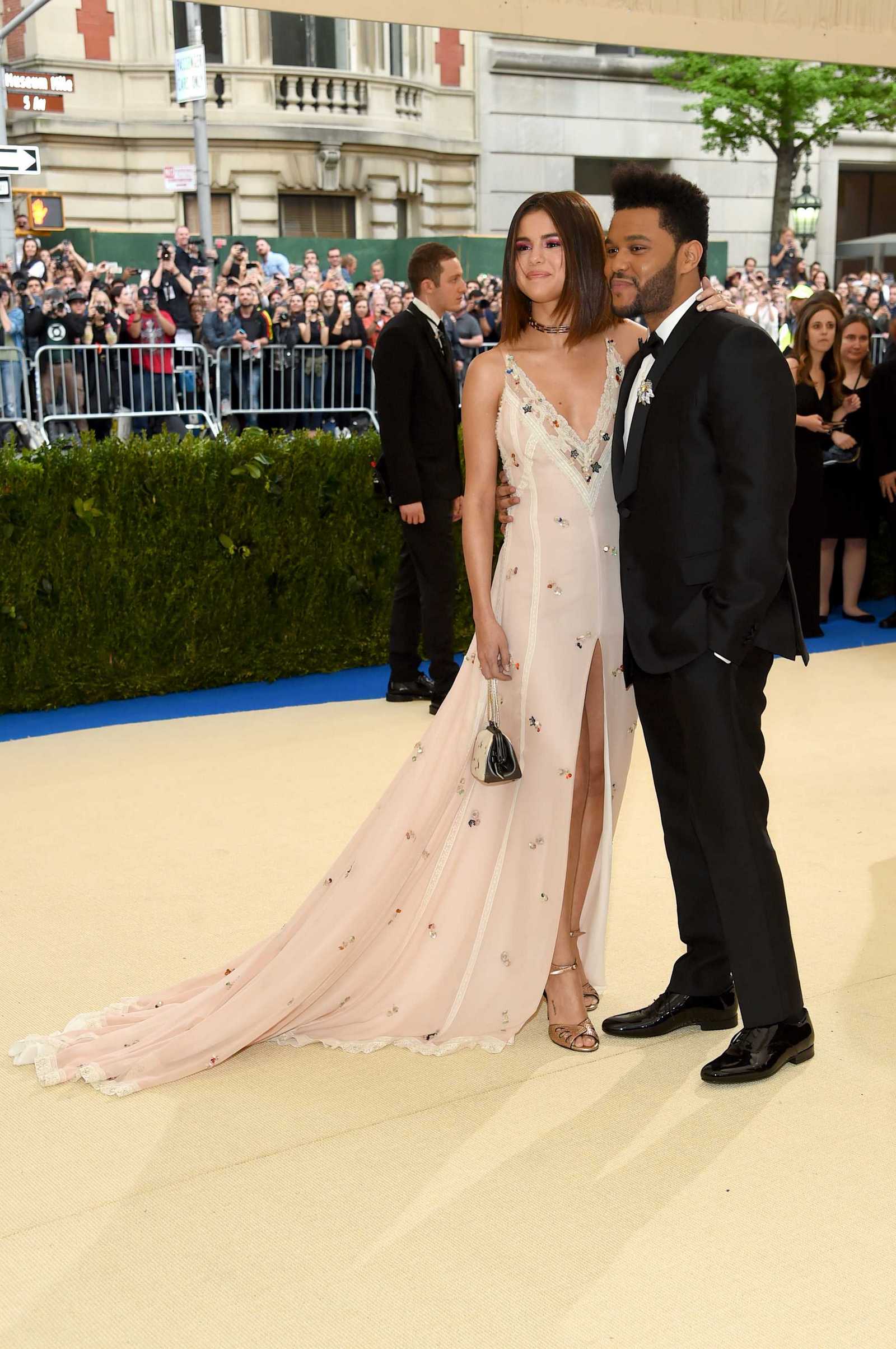 Selena_Gomez_-_2017_MET_Gala_at_The_Metropolitan_Museum_of_Art_on_May_1-18~0.jpg
