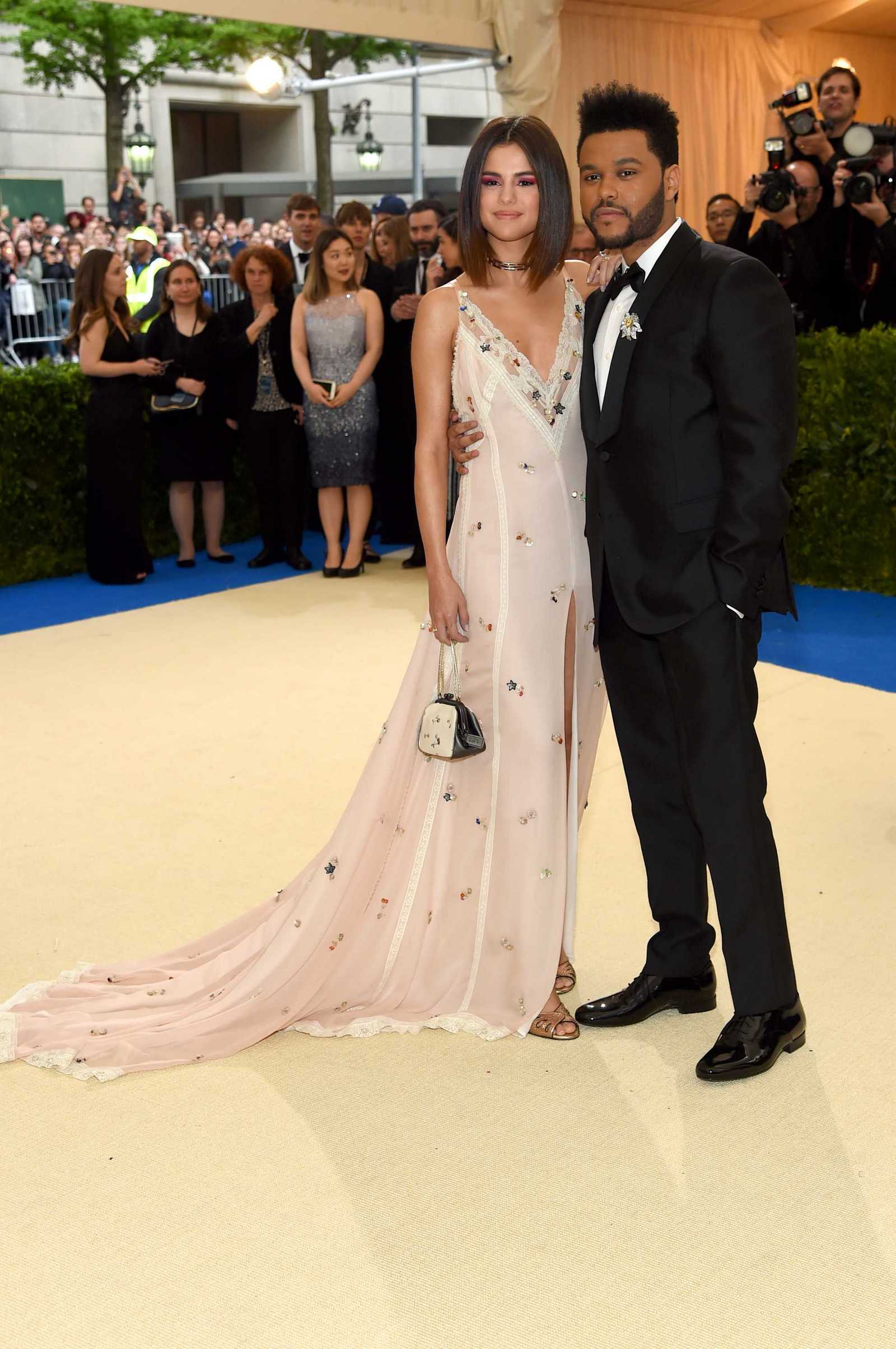 Selena_Gomez_-_2017_MET_Gala_at_The_Metropolitan_Museum_of_Art_on_May_1-20~0.jpg