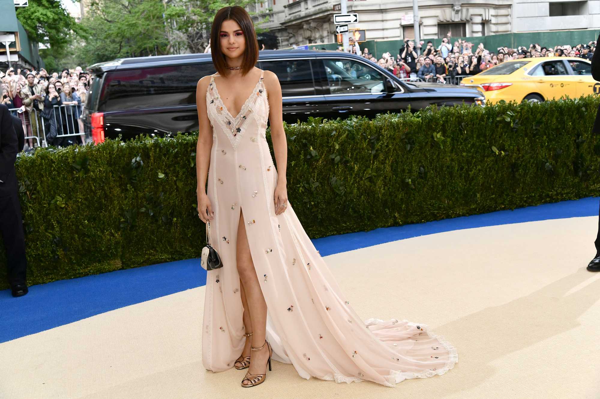 Selena_Gomez_-_2017_MET_Gala_at_The_Metropolitan_Museum_of_Art_on_May_1-21.jpg
