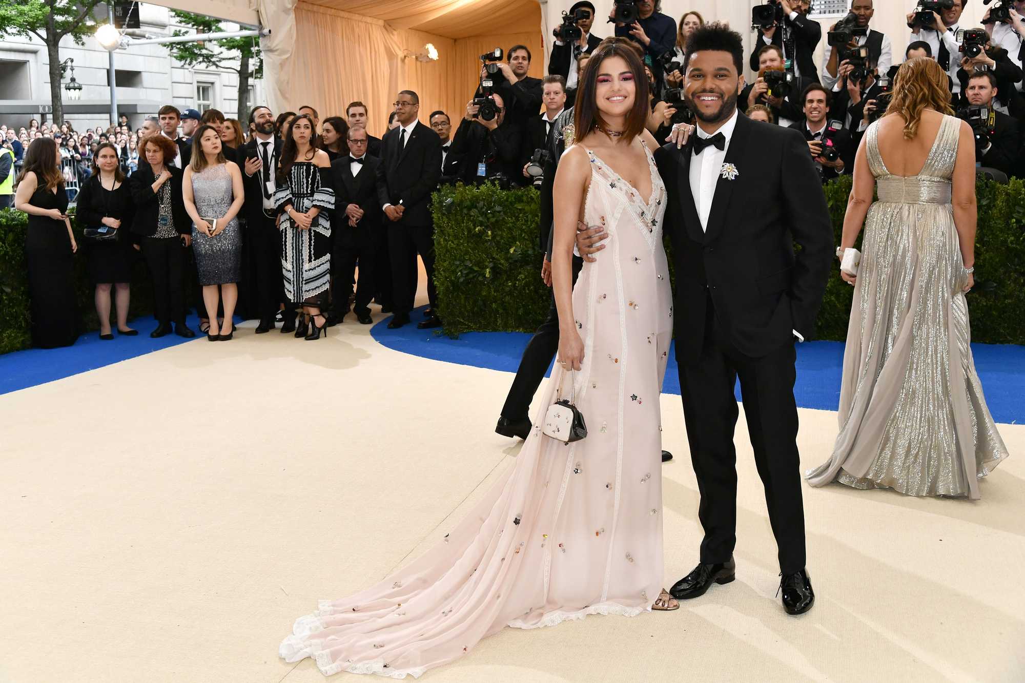 Selena_Gomez_-_2017_MET_Gala_at_The_Metropolitan_Museum_of_Art_on_May_1-22.jpg