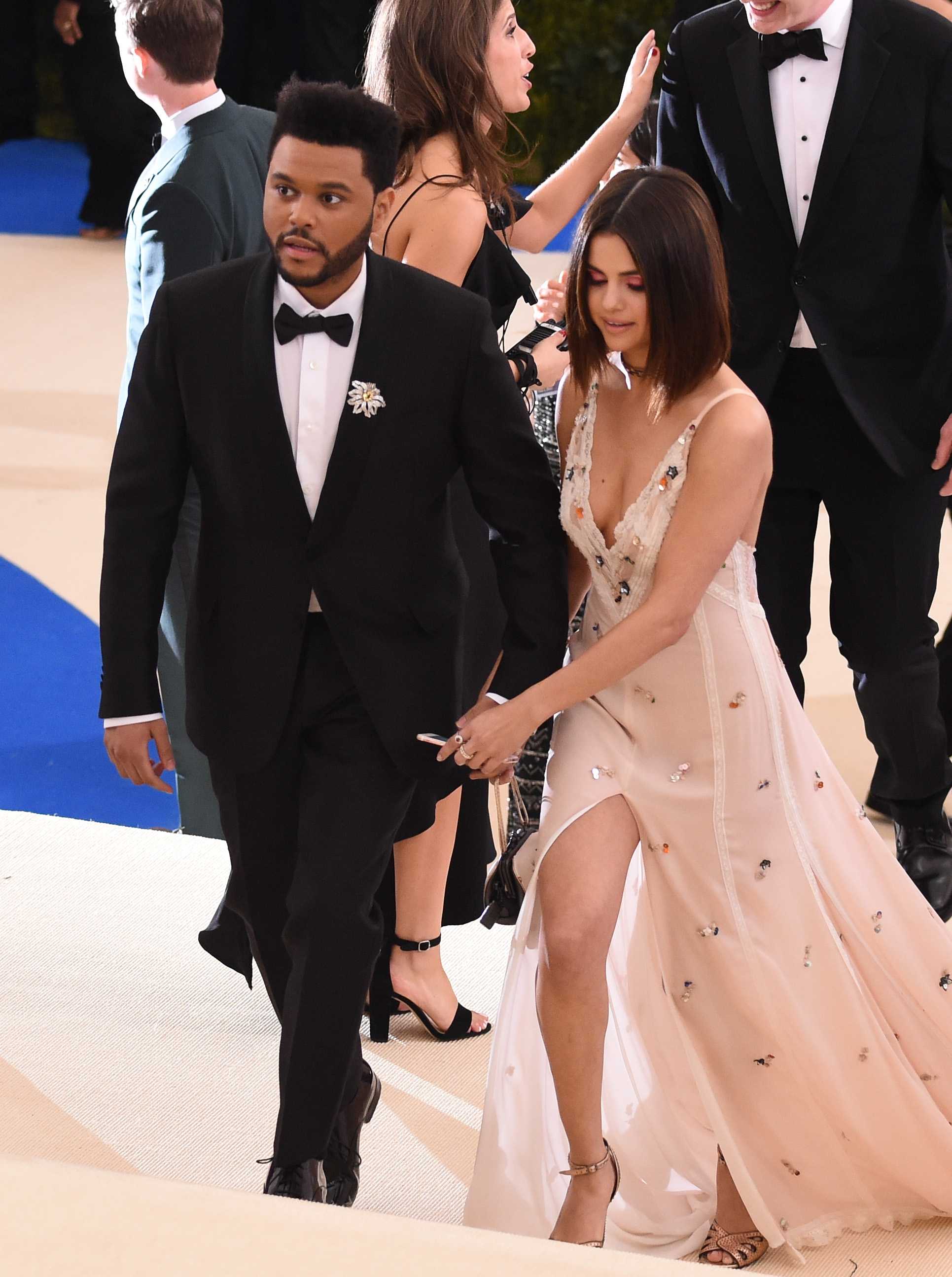 Selena_Gomez_-_2017_MET_Gala_at_The_Metropolitan_Museum_of_Art_on_May_1-23.jpg
