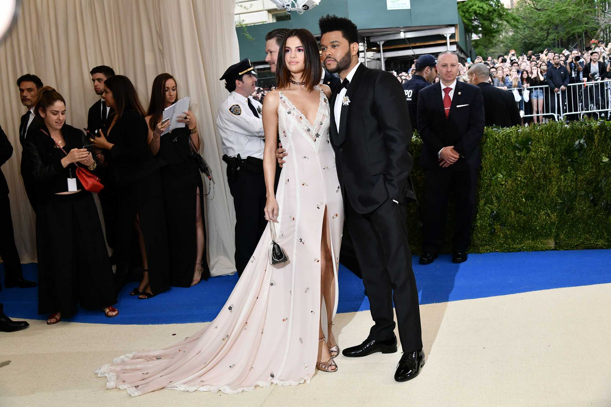 Selena_Gomez_-_2017_MET_Gala_at_The_Metropolitan_Museum_of_Art_on_May_1-34.jpg
