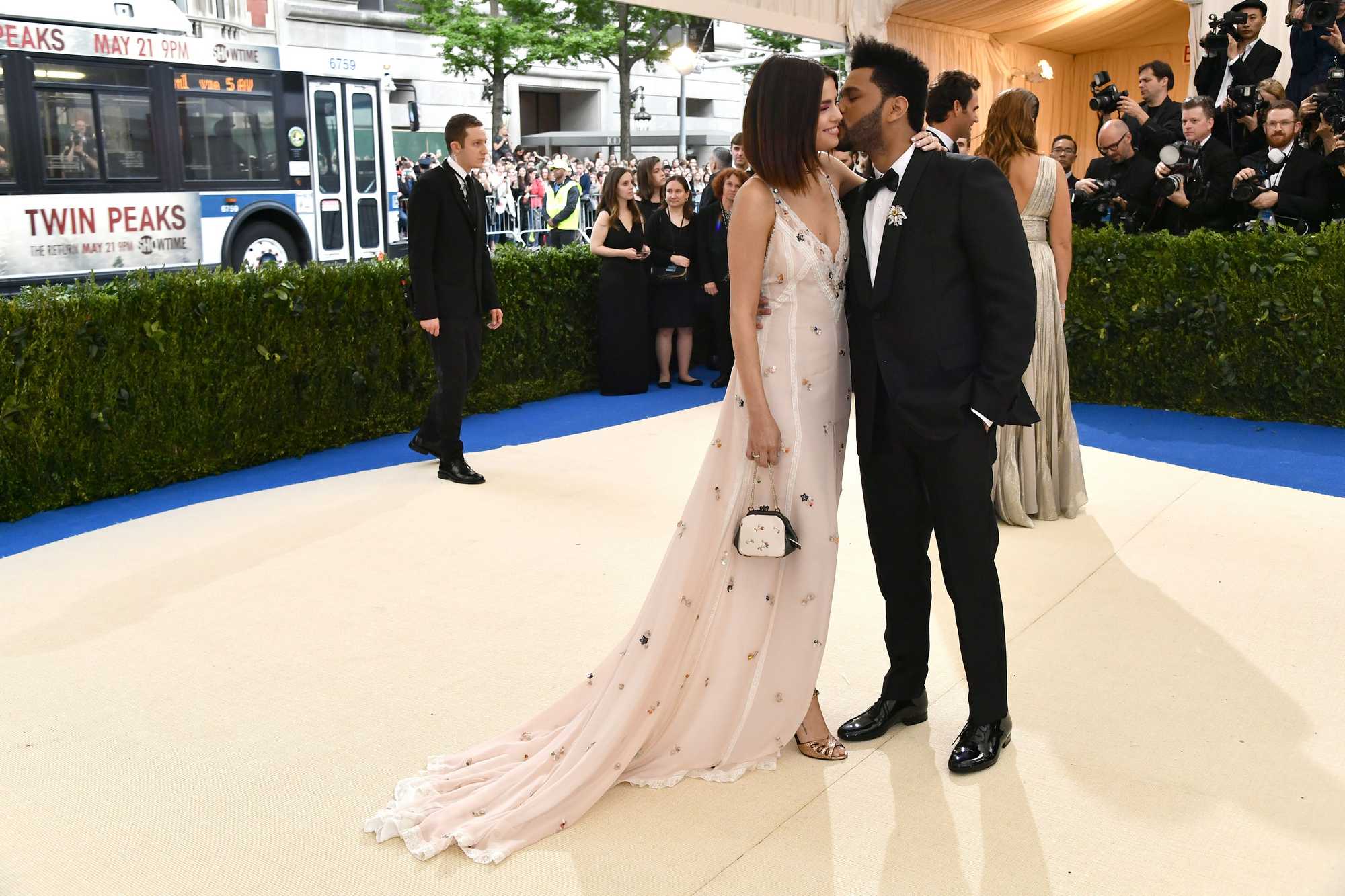 Selena_Gomez_-_2017_MET_Gala_at_The_Metropolitan_Museum_of_Art_on_May_1-36.jpg