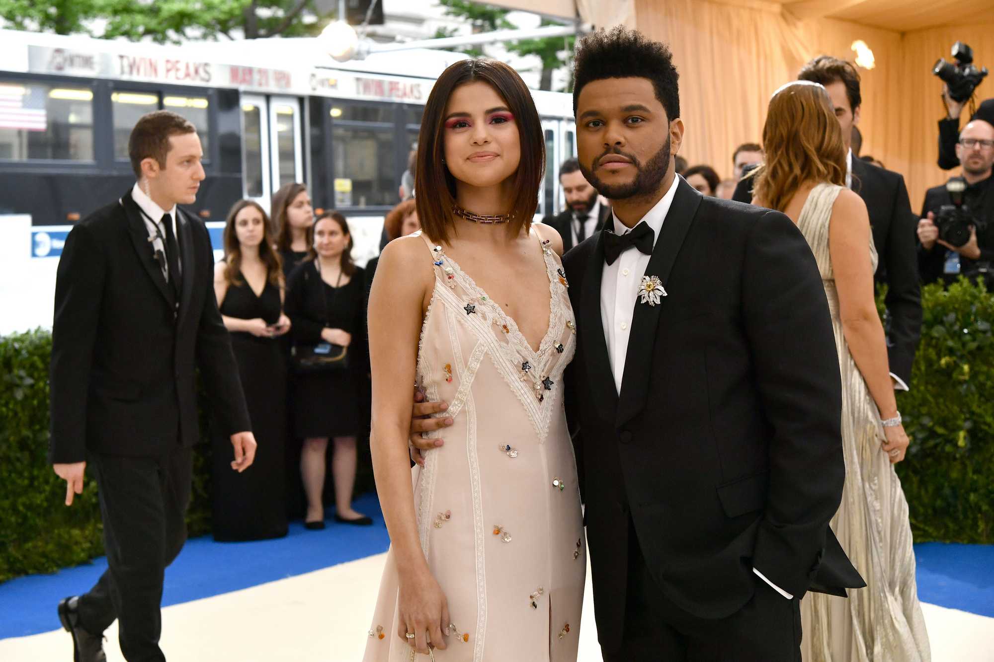 Selena_Gomez_-_2017_MET_Gala_at_The_Metropolitan_Museum_of_Art_on_May_1-37.jpg