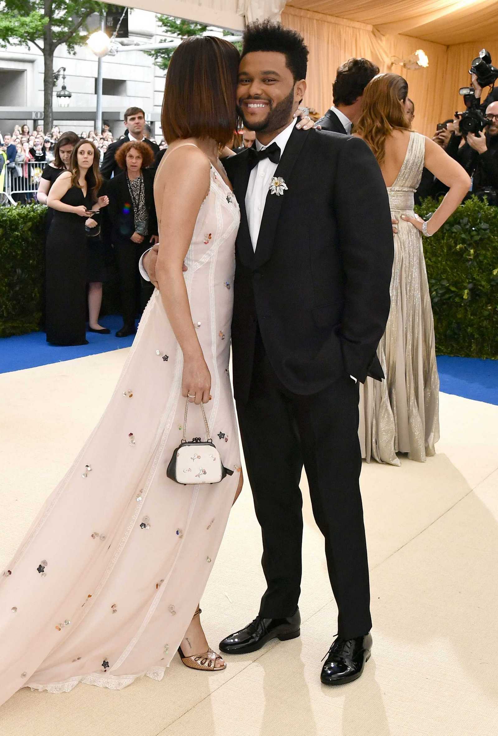Selena_Gomez_-_2017_MET_Gala_at_The_Metropolitan_Museum_of_Art_on_May_1-40.jpg