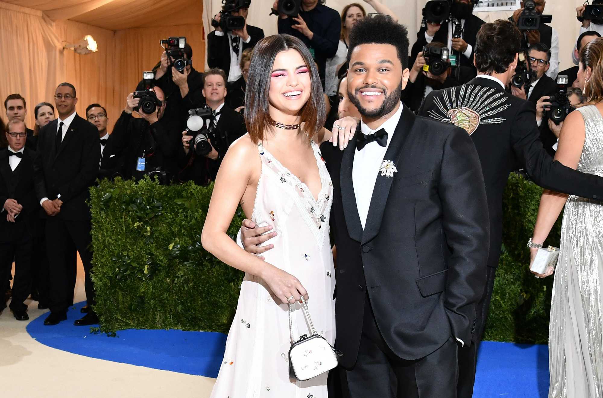 Selena_Gomez_-_2017_MET_Gala_at_The_Metropolitan_Museum_of_Art_on_May_1-41.jpg