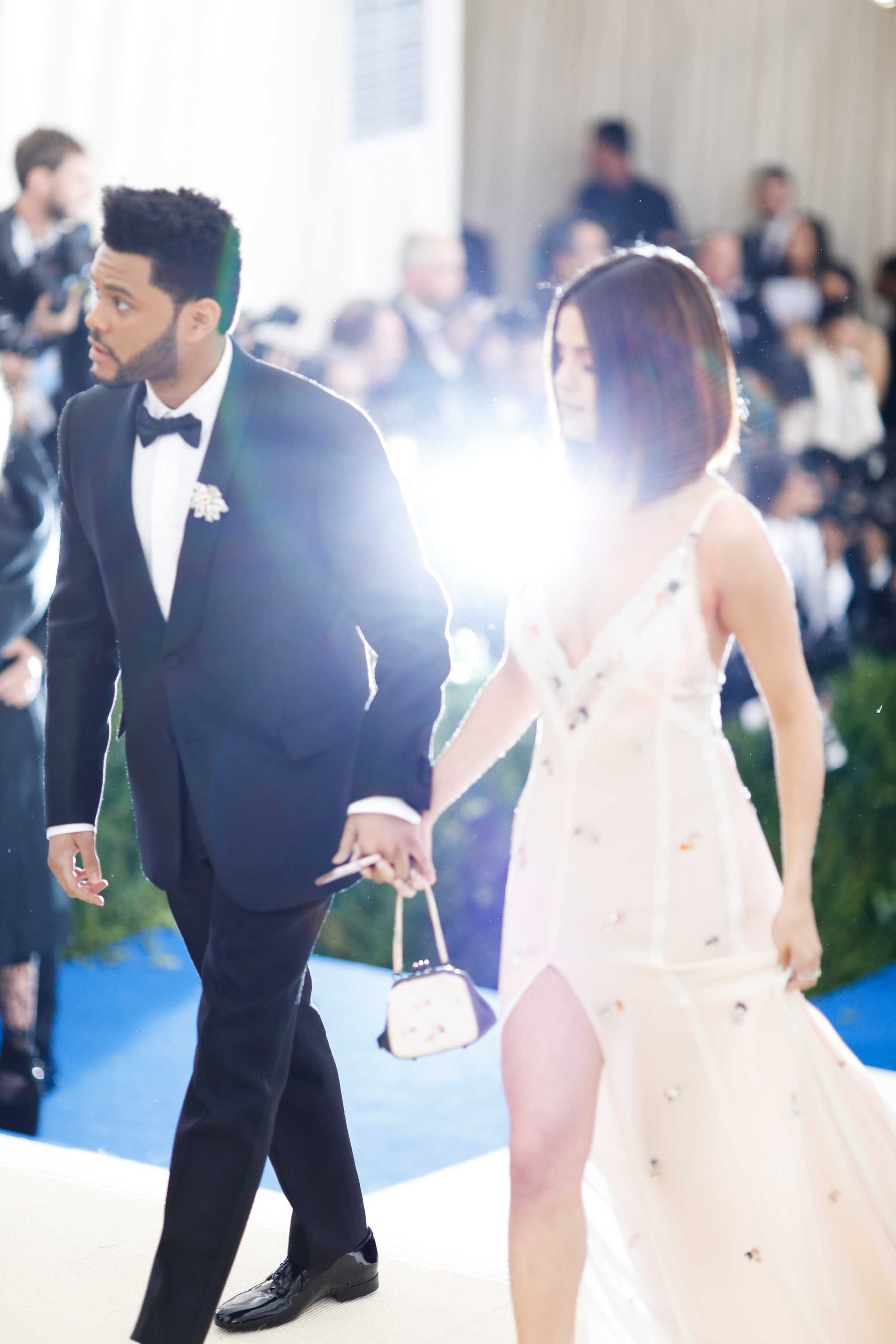 Selena_Gomez_-_2017_MET_Gala_at_The_Metropolitan_Museum_of_Art_on_May_1-52.jpg