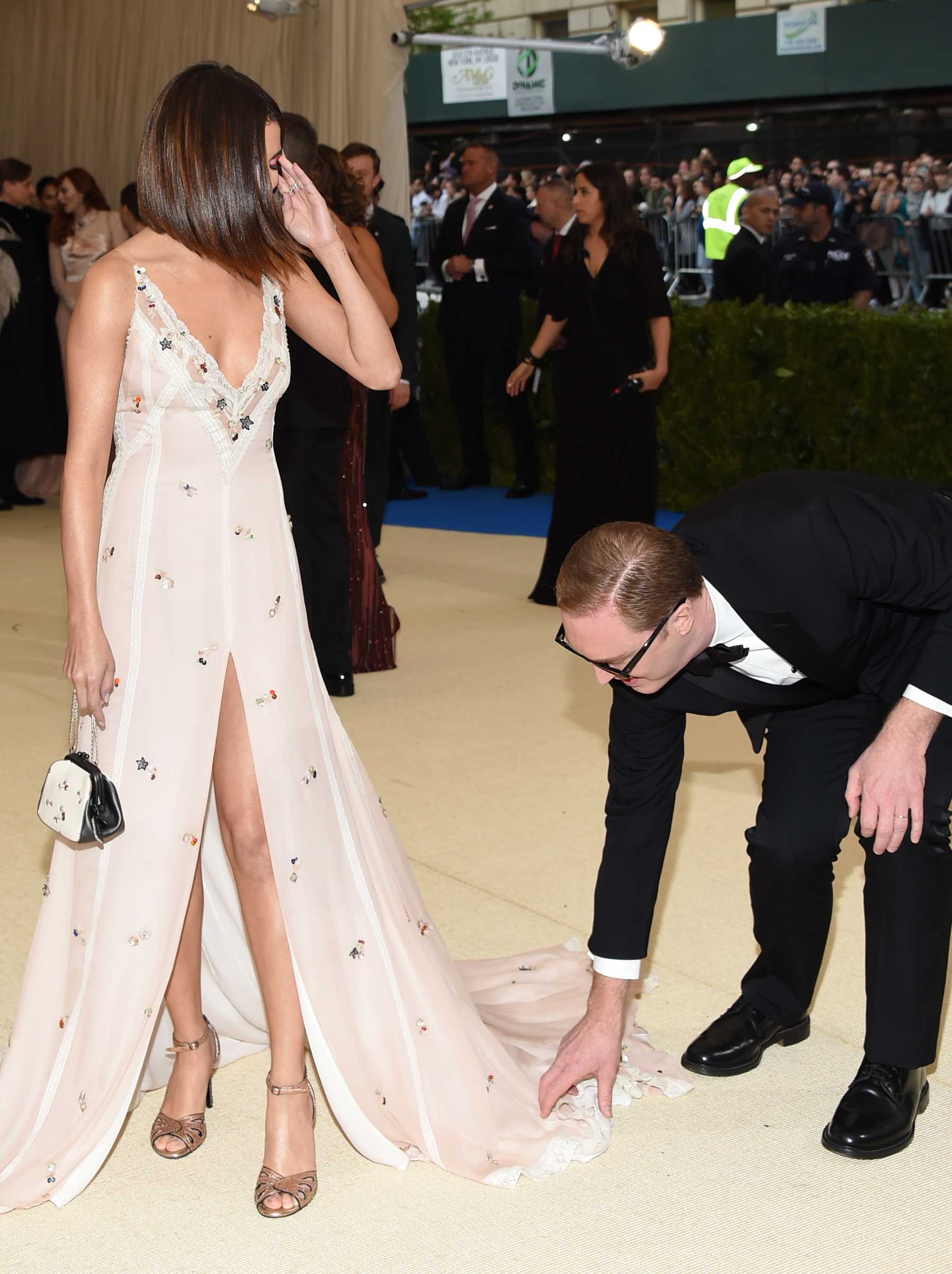 Selena_Gomez_-_2017_MET_Gala_at_The_Metropolitan_Museum_of_Art_on_May_1-60.jpg