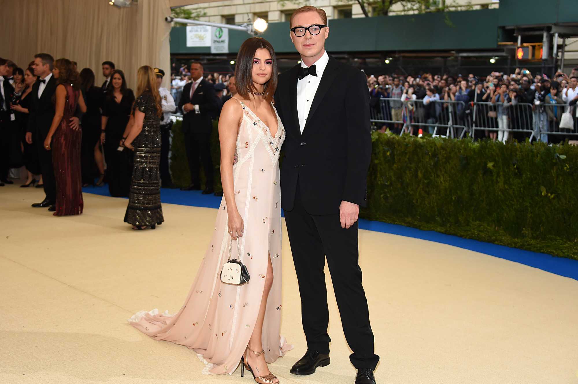 Selena_Gomez_-_2017_MET_Gala_at_The_Metropolitan_Museum_of_Art_on_May_1-61.jpg