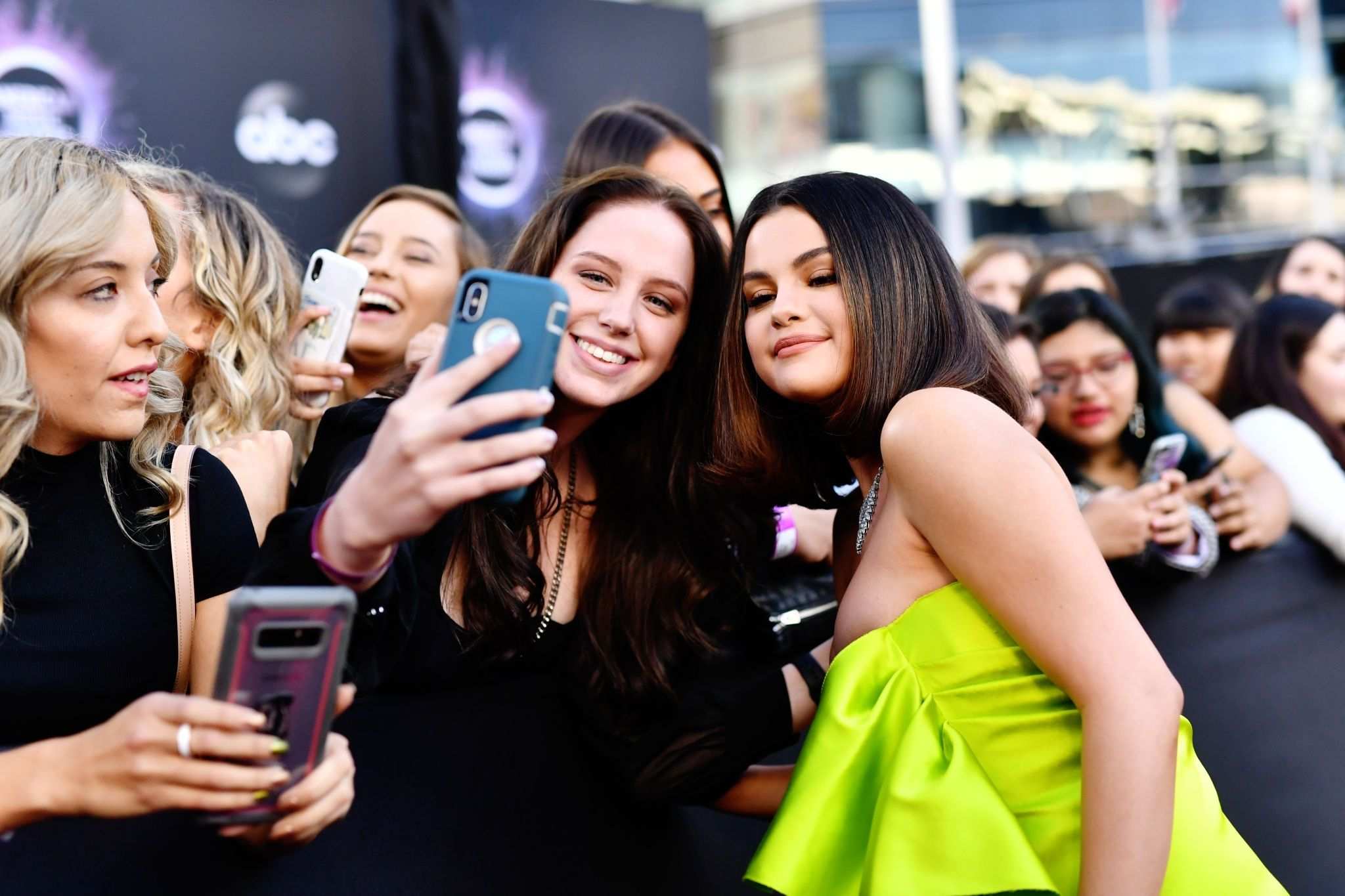 Selena_Gomez_-_2019_American_Music_Awards_at_Microsoft_Theater_in_LA_November_242C_2019-06.jpg