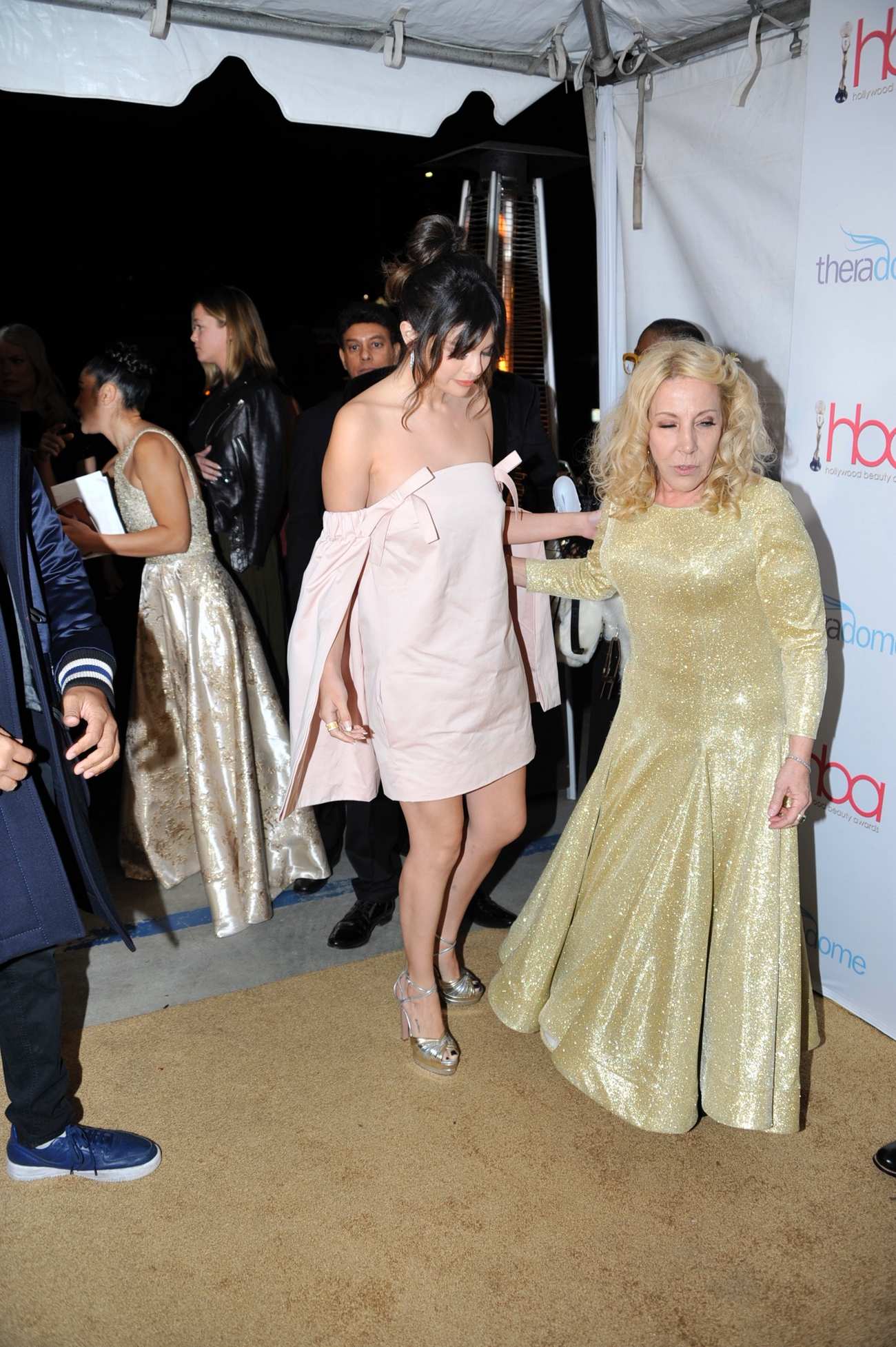 Selena_Gomez_-_2020_Hollywood_Beauty_Awards-18.jpg