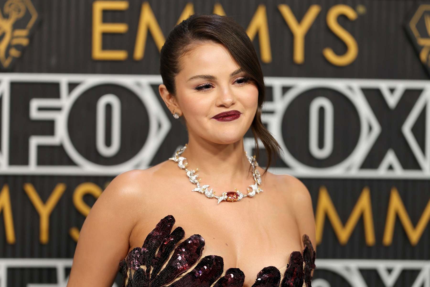 Selena_Gomez_-_75th_Primetime_Emmy_Awards_at_the_Peacock_Theater2C_Los_Angeles_CA_-_January_152C_202436.jpg