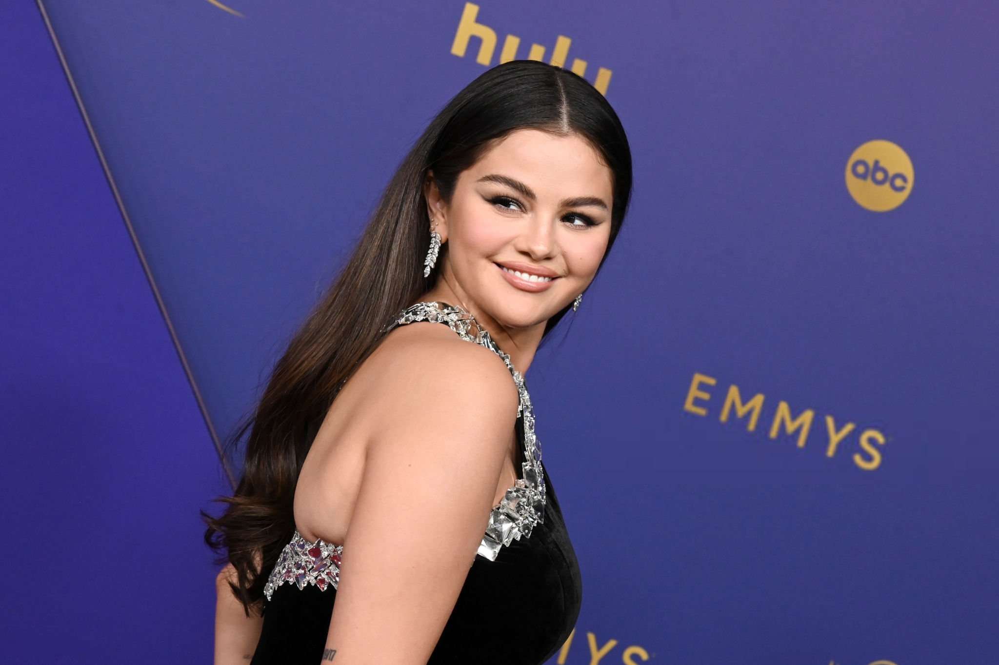 Selena_Gomez_-_76th_Primetime_Emmy_Awards_in_Los_Angeles2CSeptember_152C_2024_23.jpg