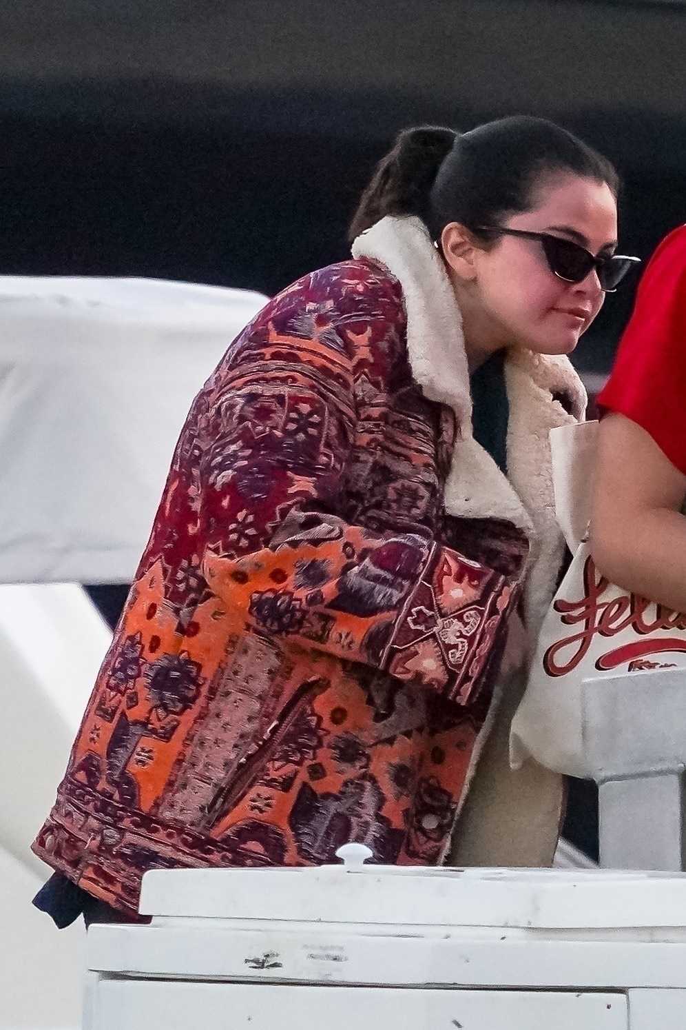 Selena_Gomez_-_Aboard_a_boat_with_friends_over_the_weekend_in_Los_Angeles2C_California__07032021_01.jpg