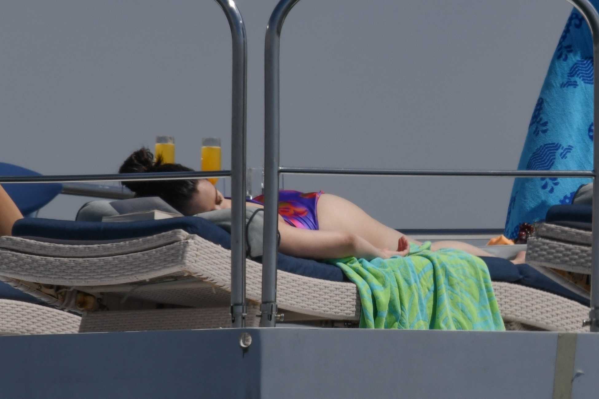Selena_Gomez_-_Aboard_a_boat_with_friends_over_the_weekend_in_Los_Angeles2C_California__07032021_02.jpg