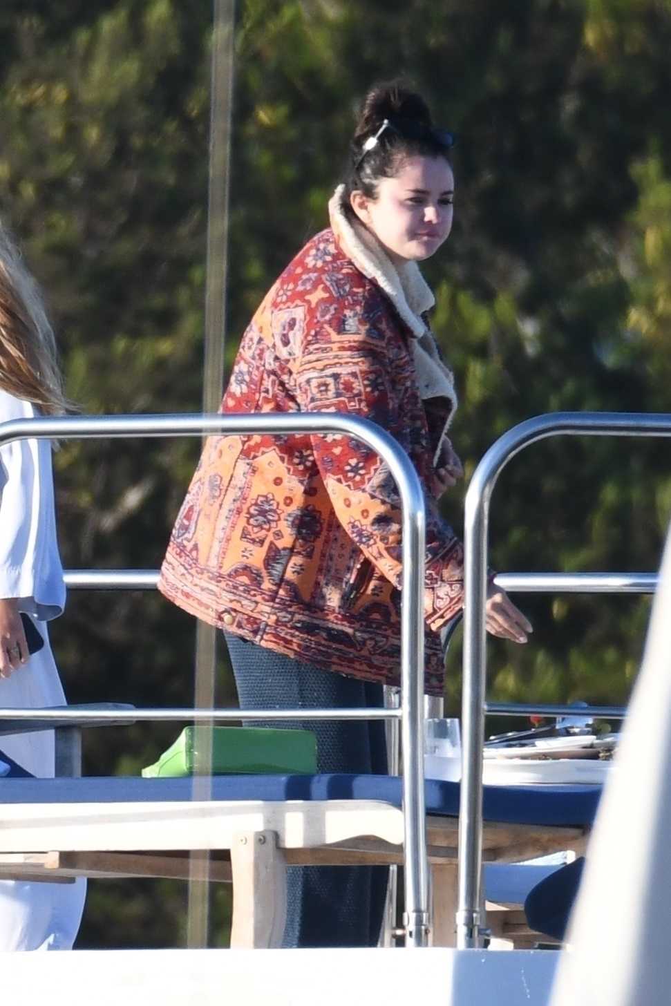 Selena_Gomez_-_Aboard_a_boat_with_friends_over_the_weekend_in_Los_Angeles2C_California__07032021_03.jpg
