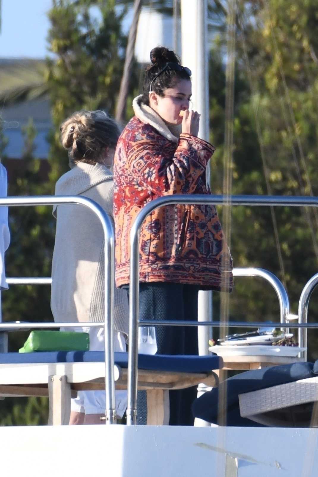 Selena_Gomez_-_Aboard_a_boat_with_friends_over_the_weekend_in_Los_Angeles2C_California__07032021_05.jpg