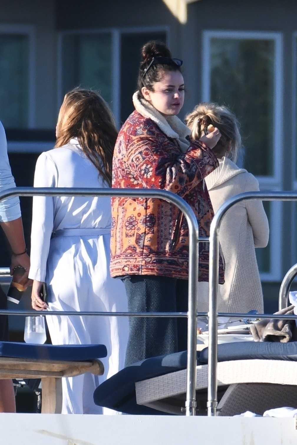 Selena_Gomez_-_Aboard_a_boat_with_friends_over_the_weekend_in_Los_Angeles2C_California__07032021_06.jpg