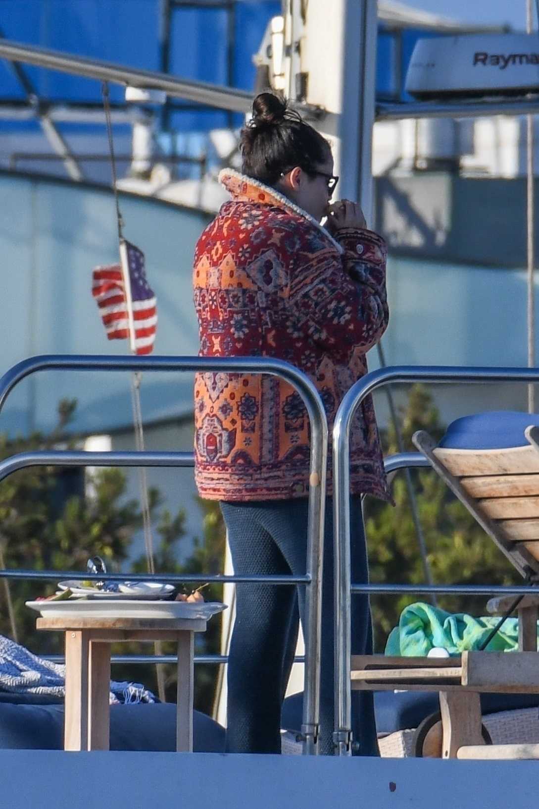 Selena_Gomez_-_Aboard_a_boat_with_friends_over_the_weekend_in_Los_Angeles2C_California__07032021_08.jpg