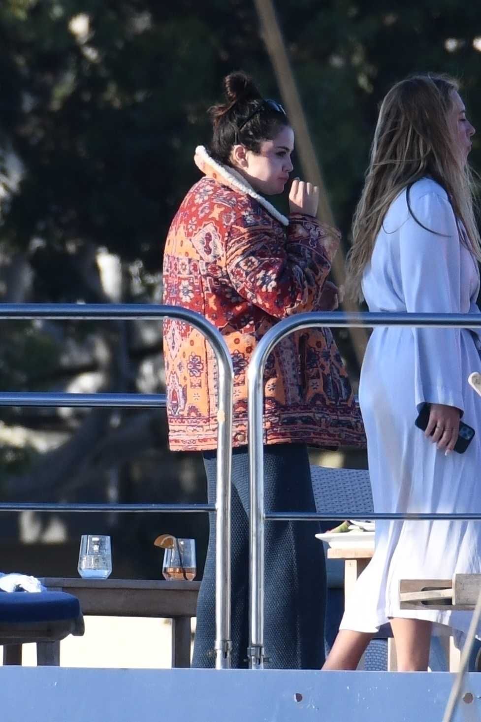 Selena_Gomez_-_Aboard_a_boat_with_friends_over_the_weekend_in_Los_Angeles2C_California__07032021_09.jpg