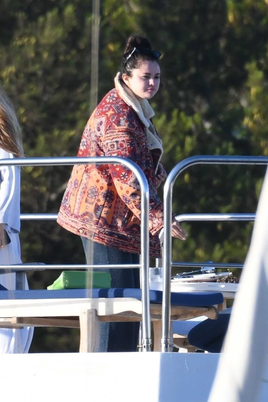 Selena_Gomez_-_Aboard_a_boat_with_friends_over_the_weekend_in_Los_Angeles2C_California__07032021_10.jpg