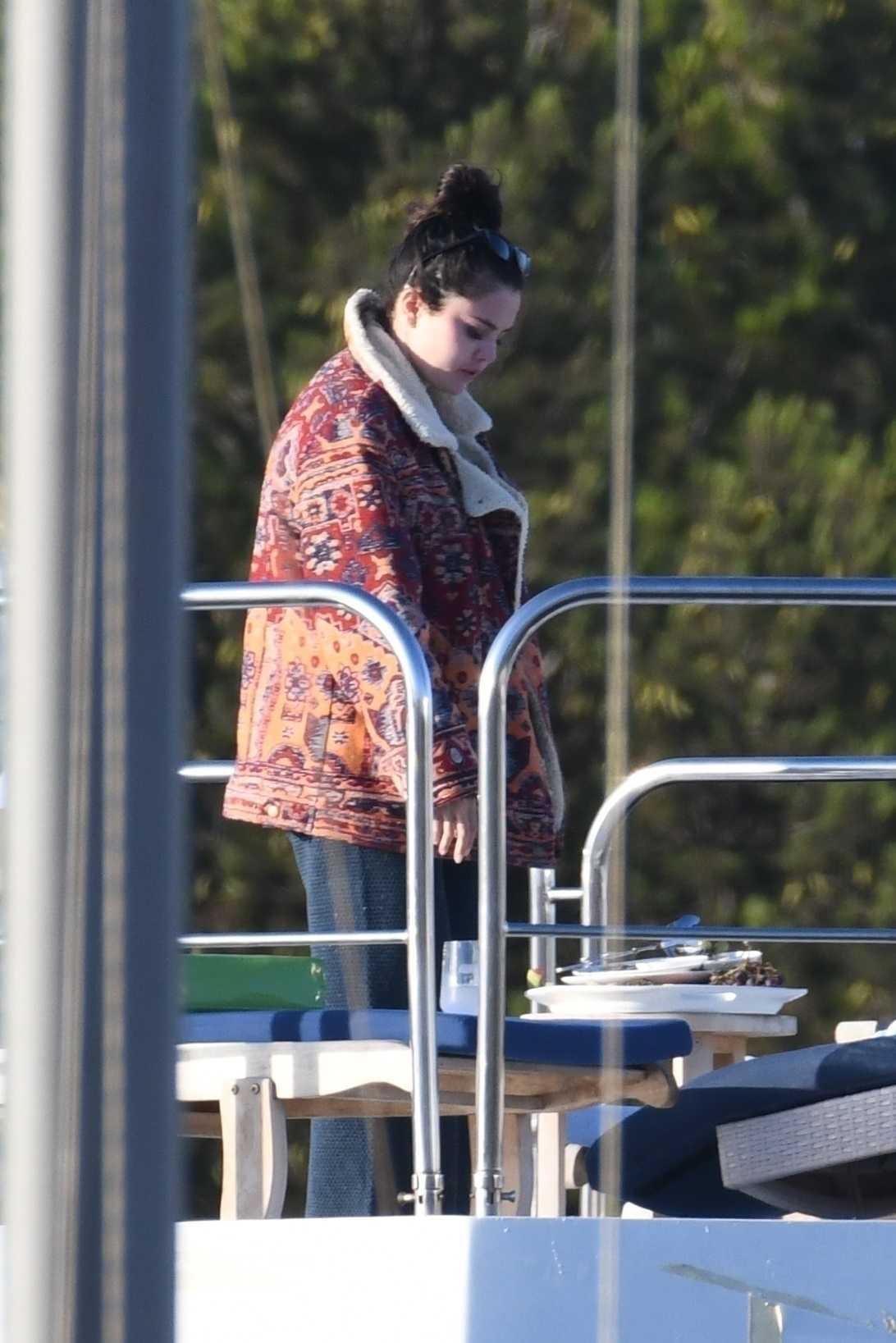 Selena_Gomez_-_Aboard_a_boat_with_friends_over_the_weekend_in_Los_Angeles2C_California__07032021_11.jpg