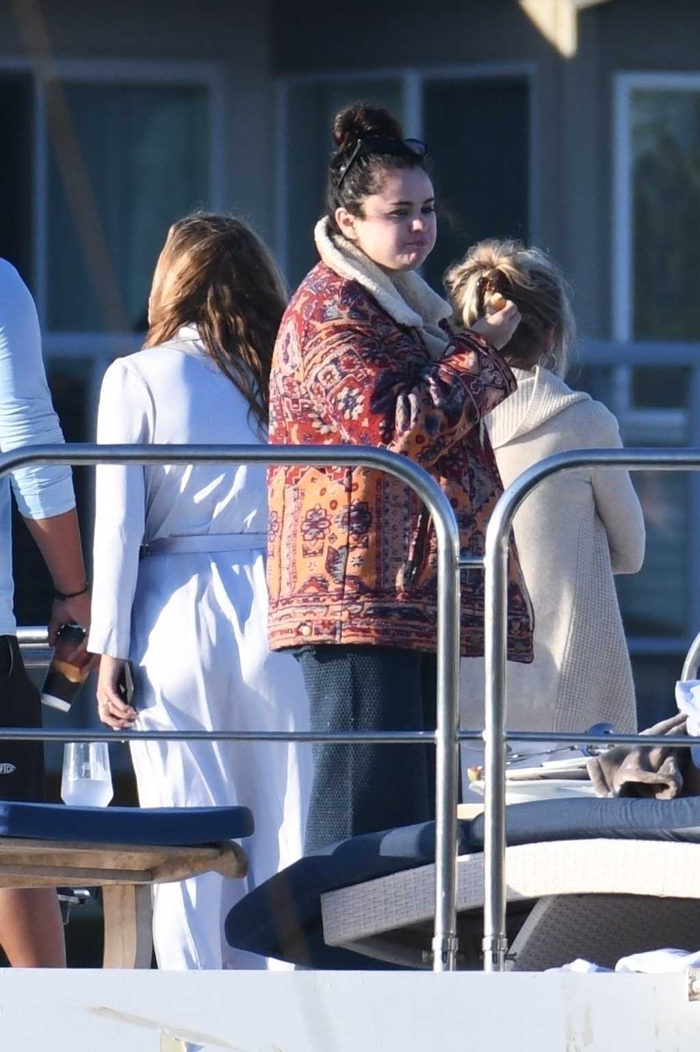 Selena_Gomez_-_Aboard_a_boat_with_friends_over_the_weekend_in_Los_Angeles2C_California__07032021_14.jpg