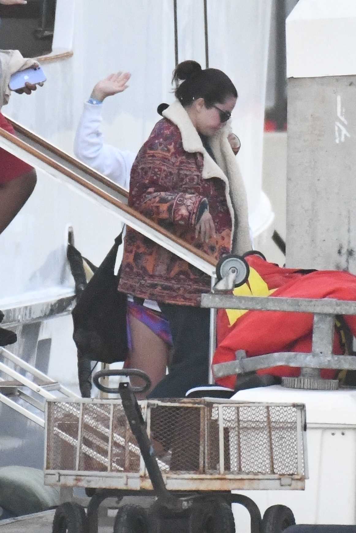 Selena_Gomez_-_Aboard_a_boat_with_friends_over_the_weekend_in_Los_Angeles2C_California__07032021_16.jpg