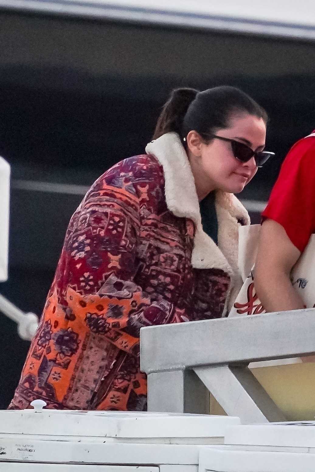 Selena_Gomez_-_Aboard_a_boat_with_friends_over_the_weekend_in_Los_Angeles2C_California__07032021_19.jpg