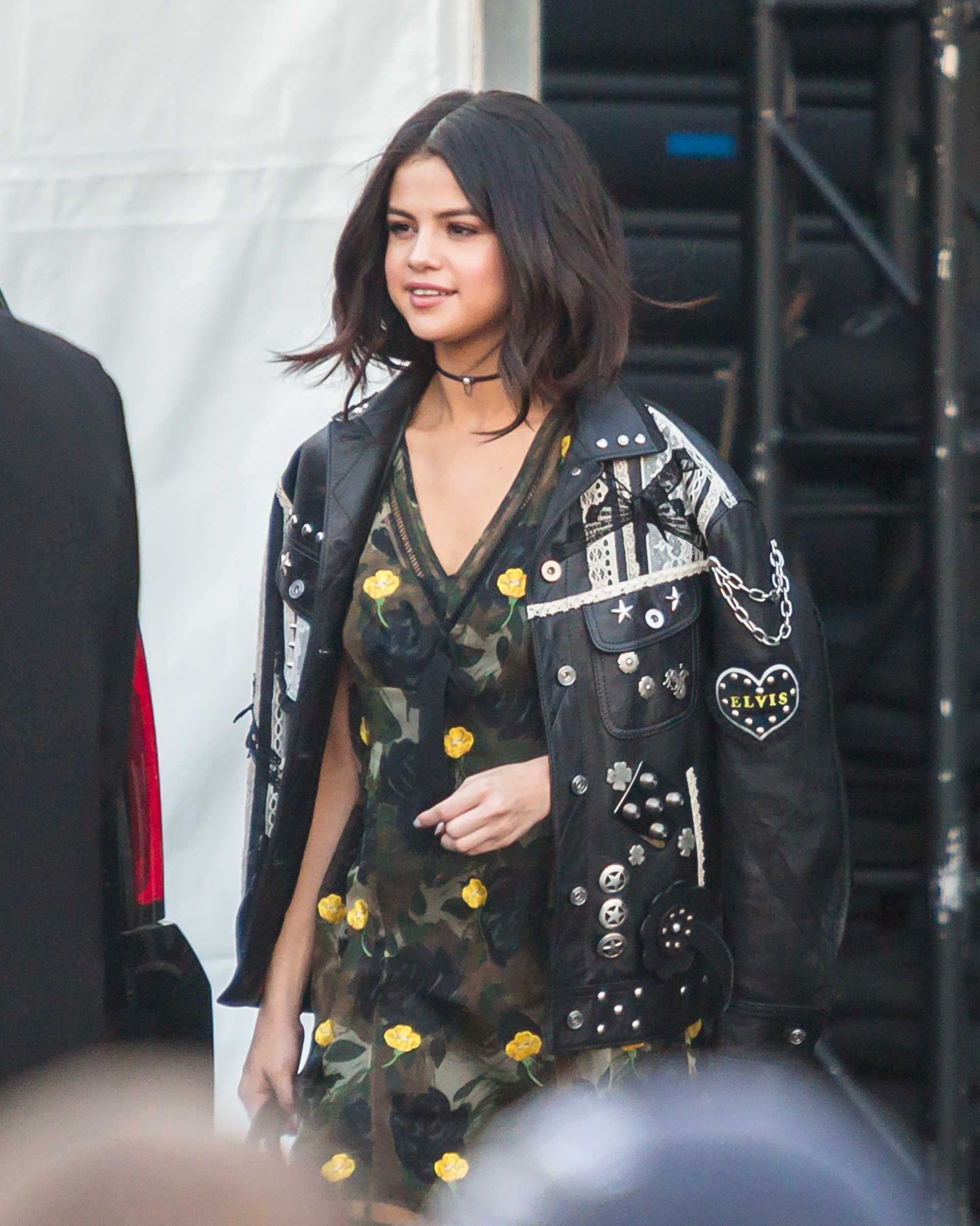 Selena_Gomez_-_Arrives_at_the_Coach_show_during_NYFW_in_New_York_City_on_Feb_14-06.jpg