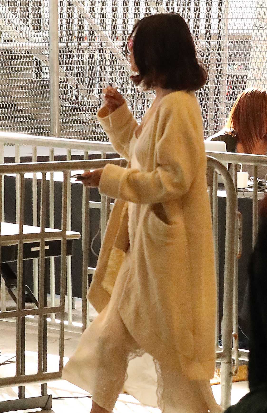 Selena_Gomez_-_Arrives_for_AMA_practice_in_LA_on_November_17-05.jpg