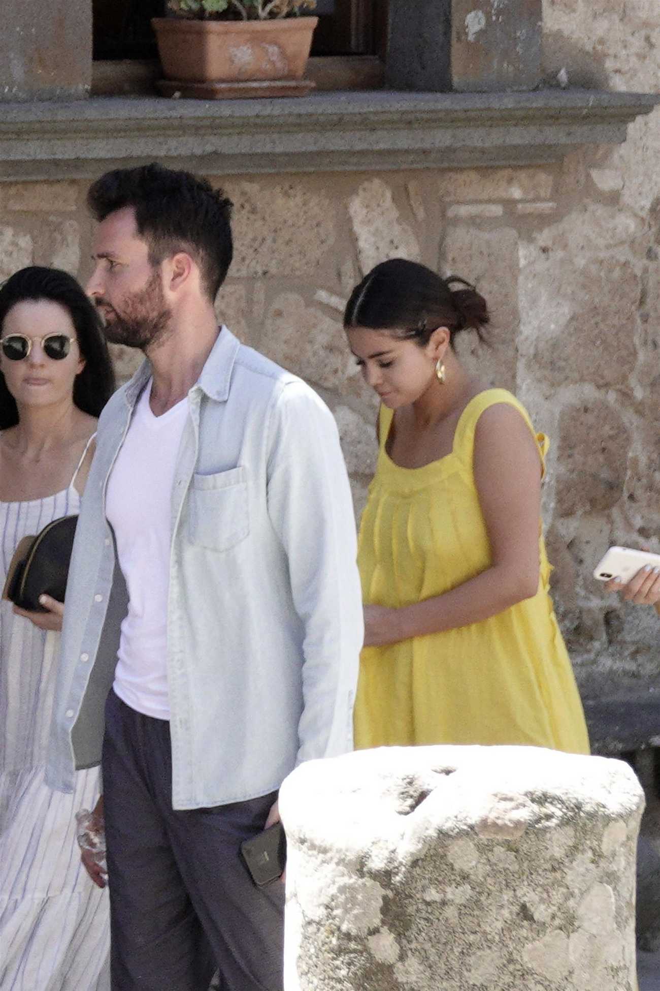 Selena_Gomez_-_Arrives_on_a_helicopter_in_the_Italian_village_of_Civita_di_Bagnoregio_24_07_19-02.jpg