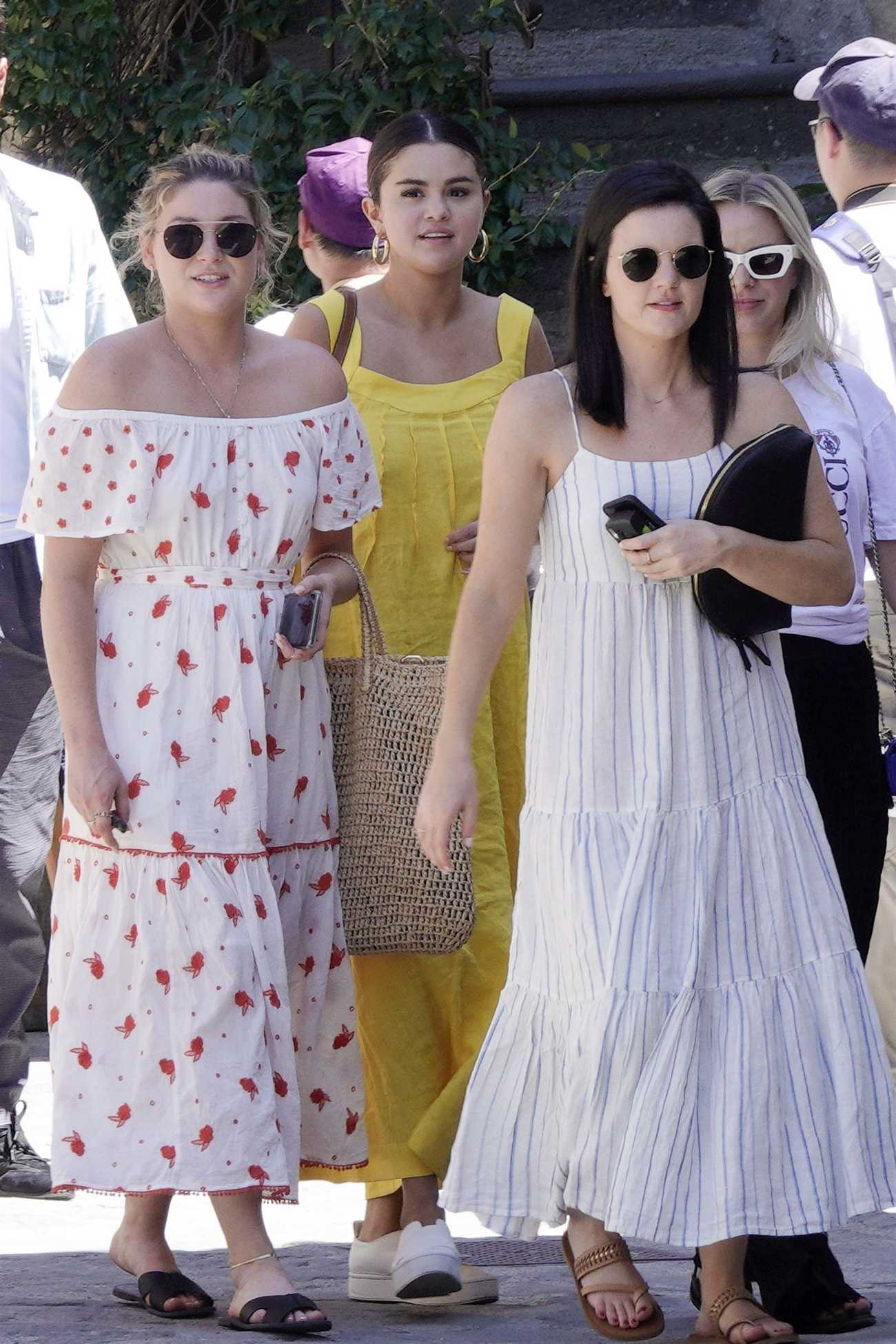 Selena_Gomez_-_Arrives_on_a_helicopter_in_the_Italian_village_of_Civita_di_Bagnoregio_24_07_19-06.jpg