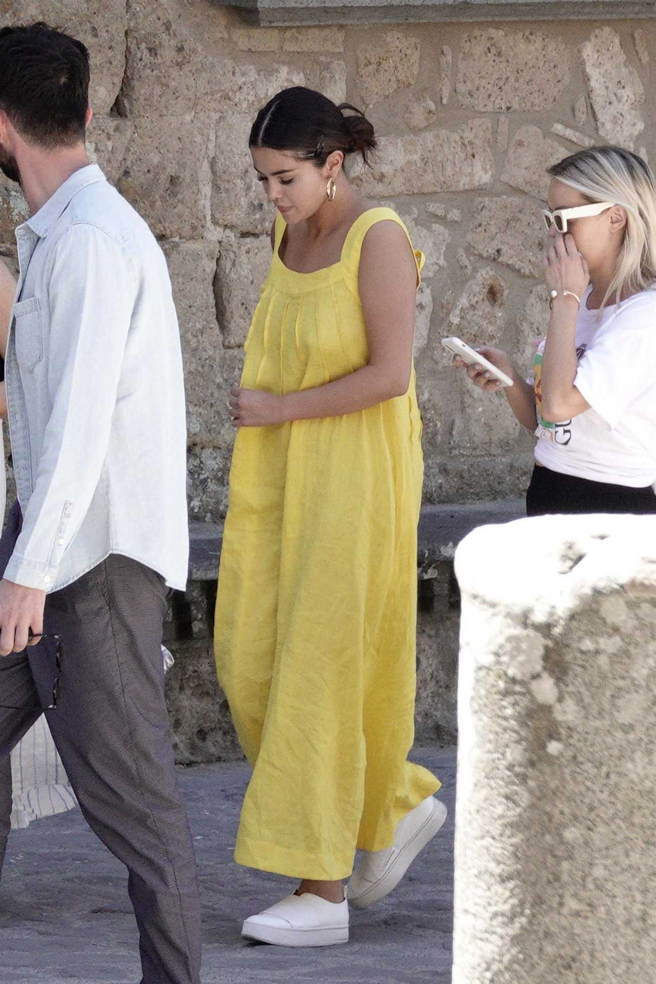 Selena_Gomez_-_Arrives_on_a_helicopter_in_the_Italian_village_of_Civita_di_Bagnoregio_24_07_19-08.jpg