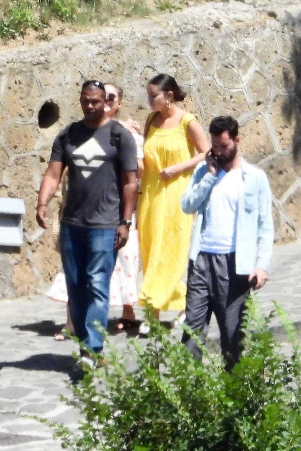 Selena_Gomez_-_Arrives_on_a_helicopter_in_the_Italian_village_of_Civita_di_Bagnoregio_24_07_19-13.jpg