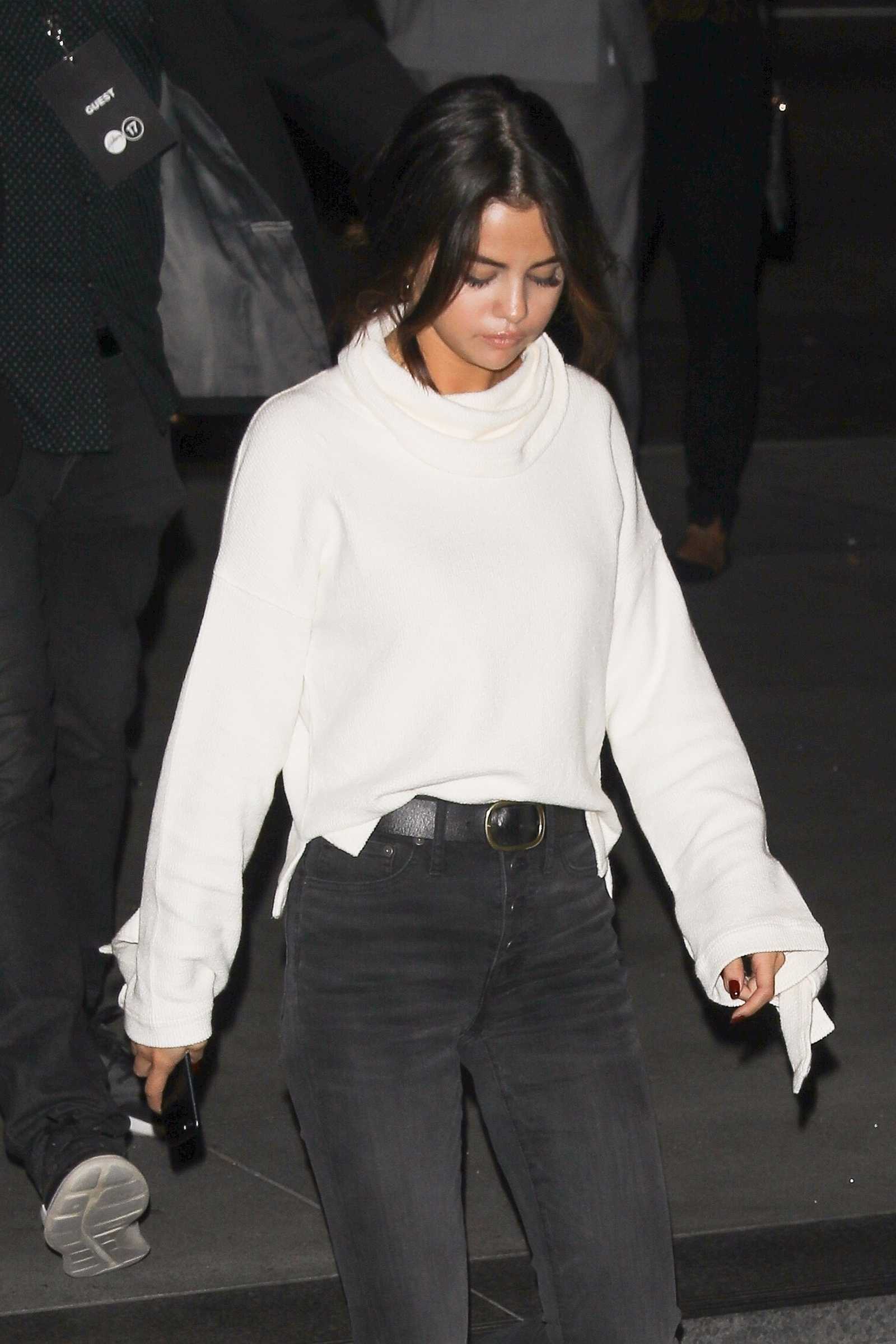 Selena_Gomez_-_Arrives_to_Church_Service_in_Los_Angeles2C_California_on_November_3-07.jpg
