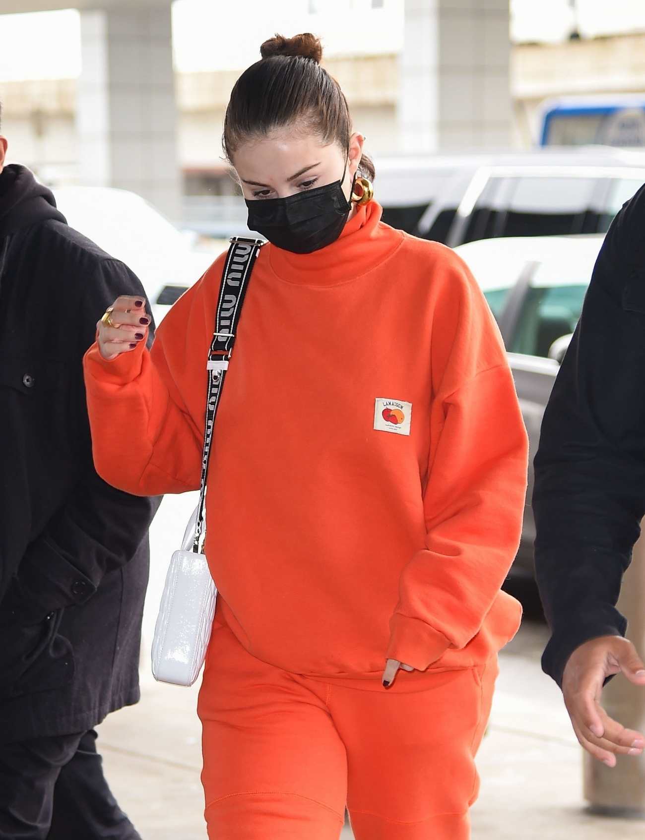 Selena_Gomez_-_Arriving_at_JFK_Airport_in_New_York_November_222C_202101.jpg