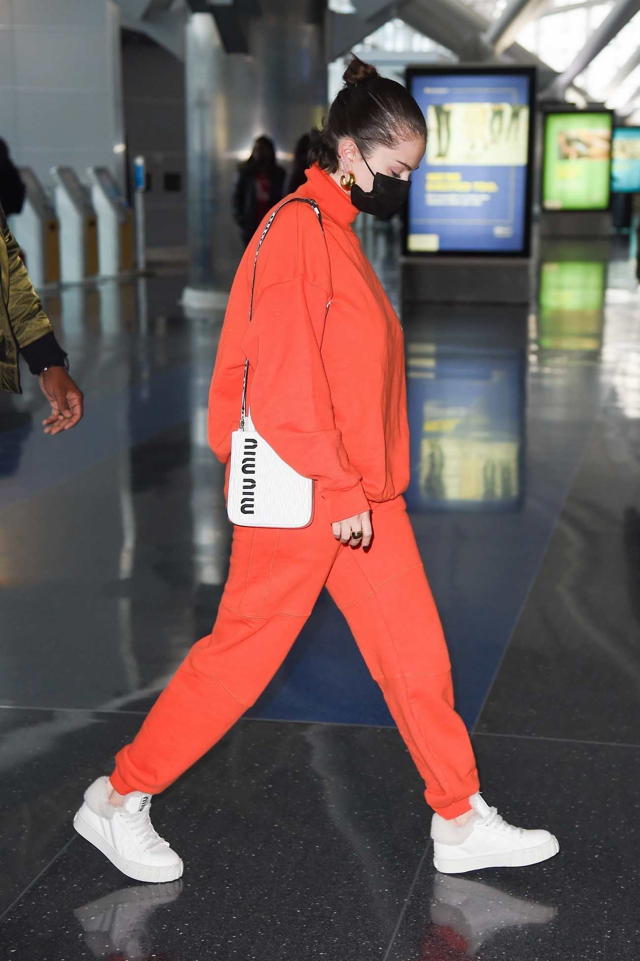 Selena_Gomez_-_Arriving_at_JFK_Airport_in_New_York_November_222C_202102.jpg