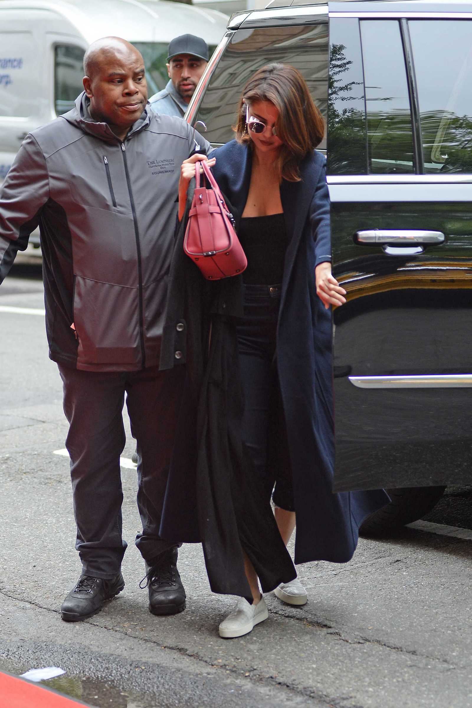 Selena_Gomez_-_Arriving_at_her_Hotel_in_NYC_on_May_1-01.jpg