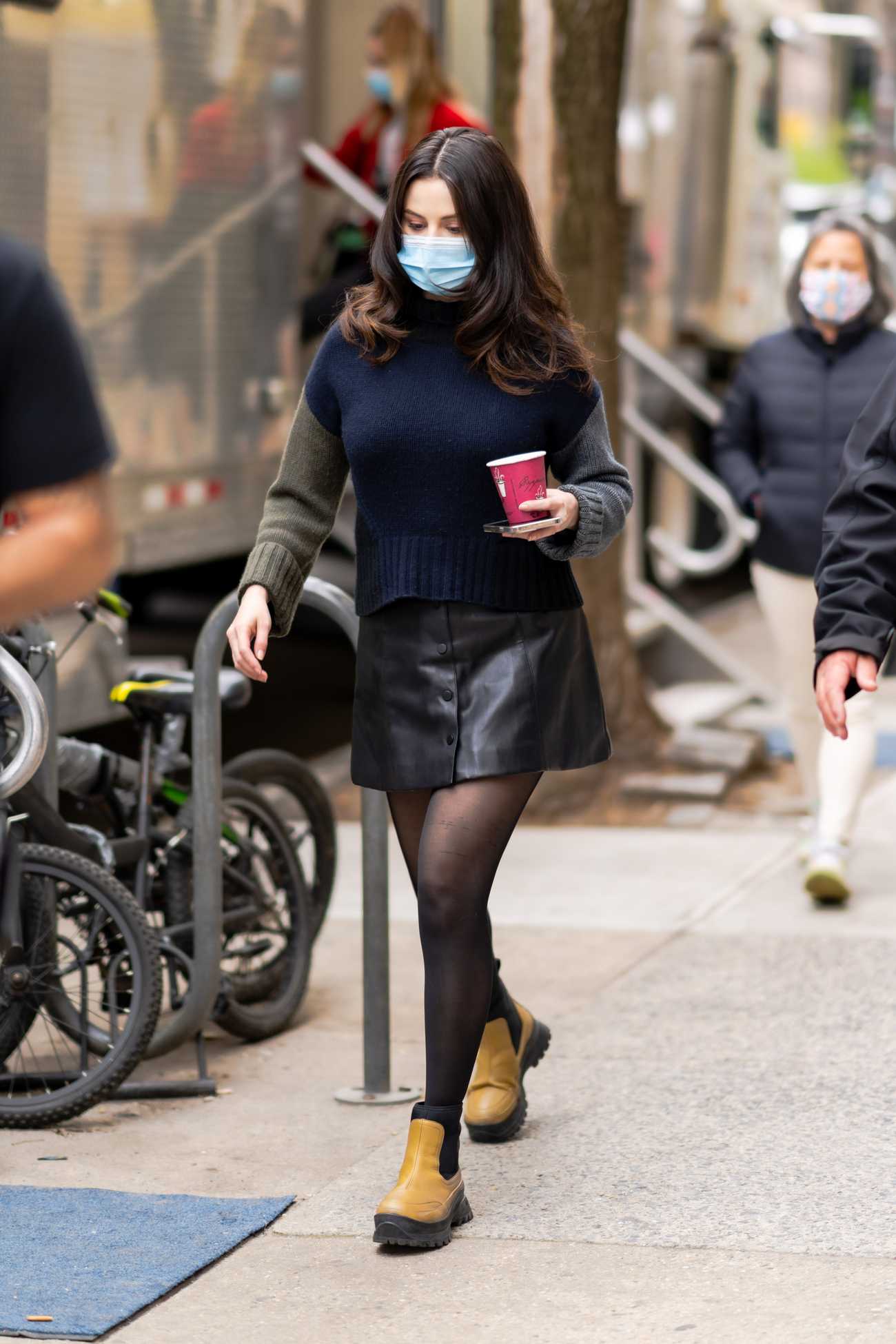Selena_Gomez_-_Arriving_on_the_set_of__Only_Murders_in_the_Building__in_New_York_April_102C_2021_03.jpg