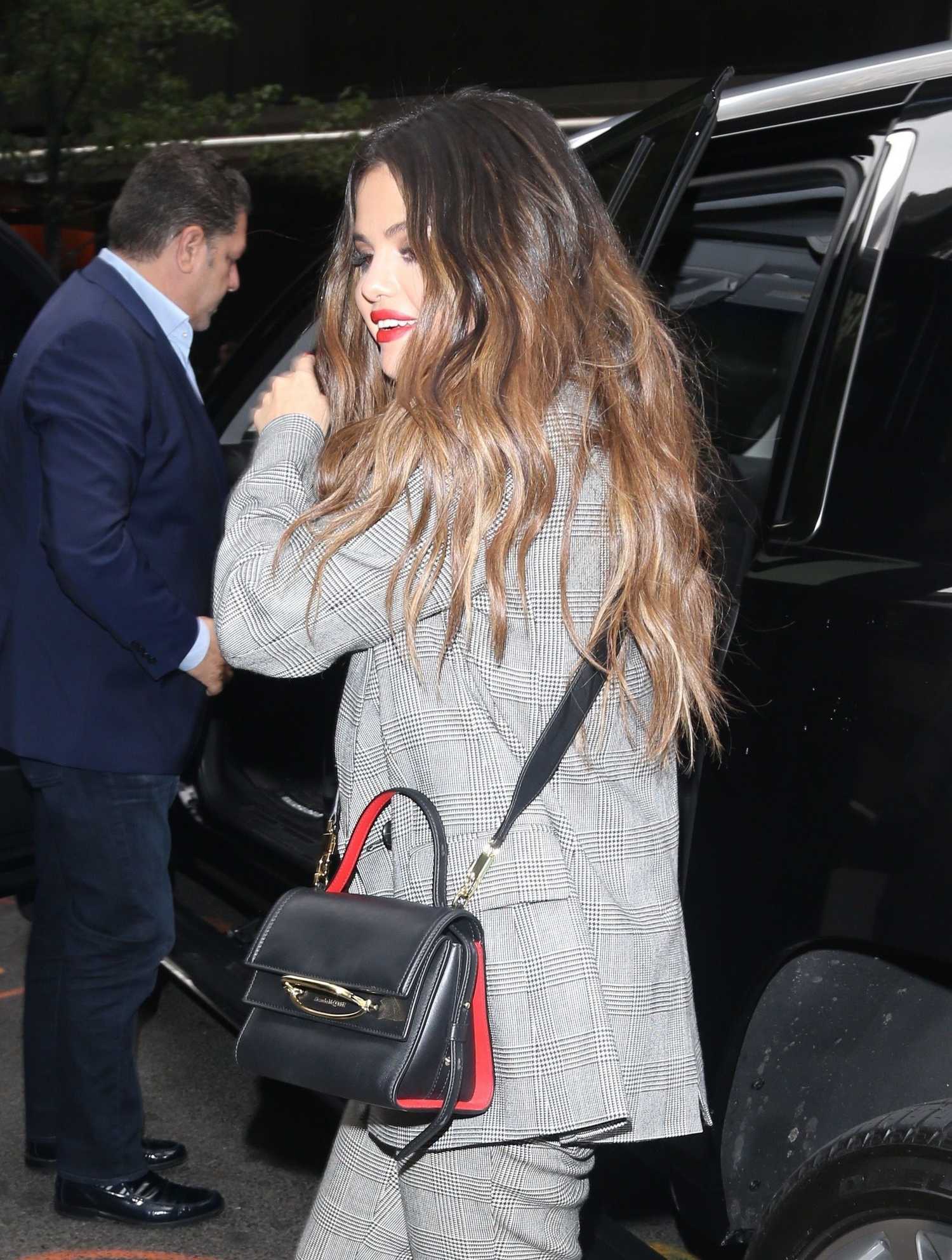 Selena_Gomez_-_Arriving_the_Midtown_hotel_in_NY_October_282C_2019-07.jpg