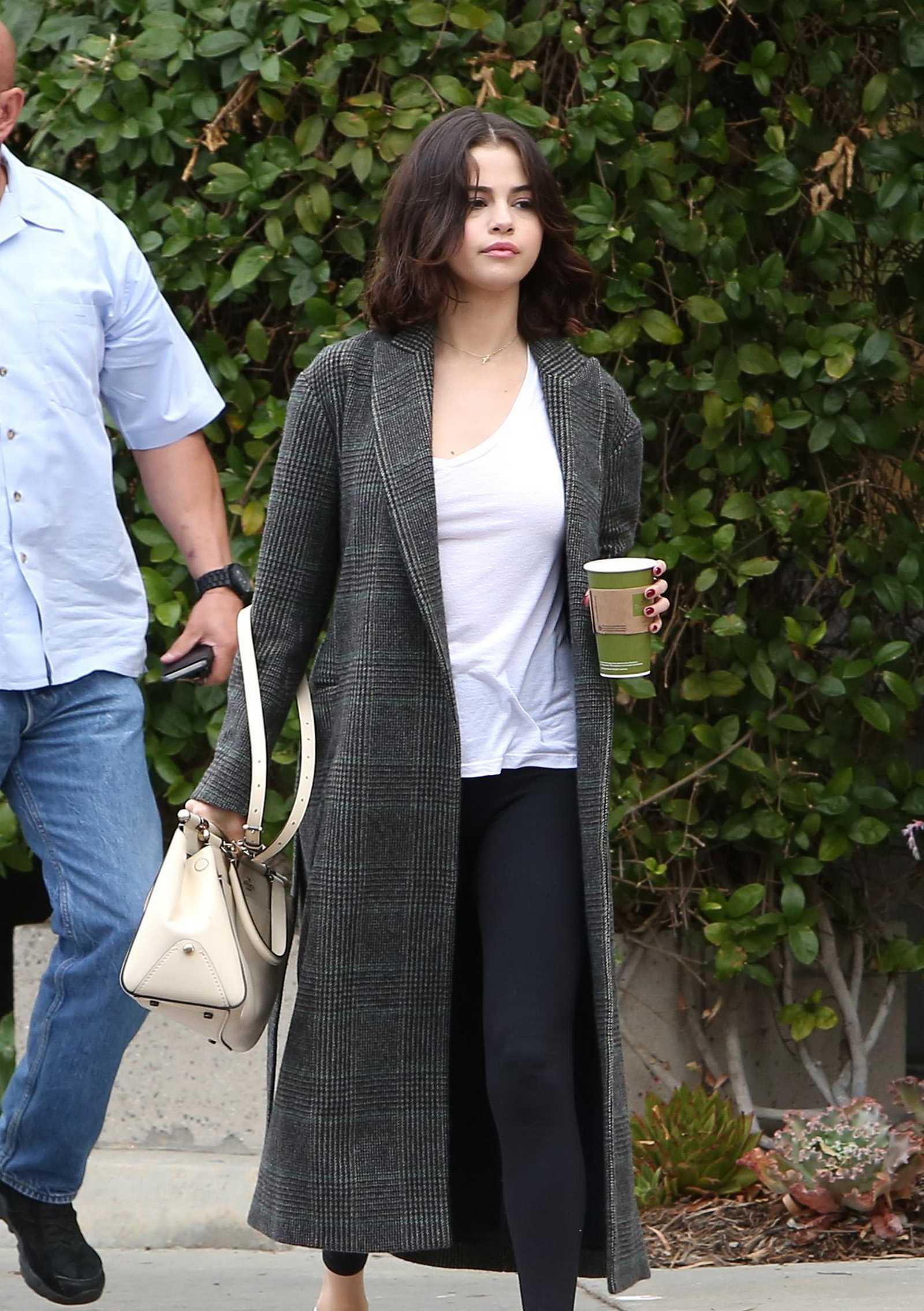 Selena_Gomez_-_Arriving_to_Panera_Bread_in_Westlake_Village2C_CA_on_October_31-01.jpg