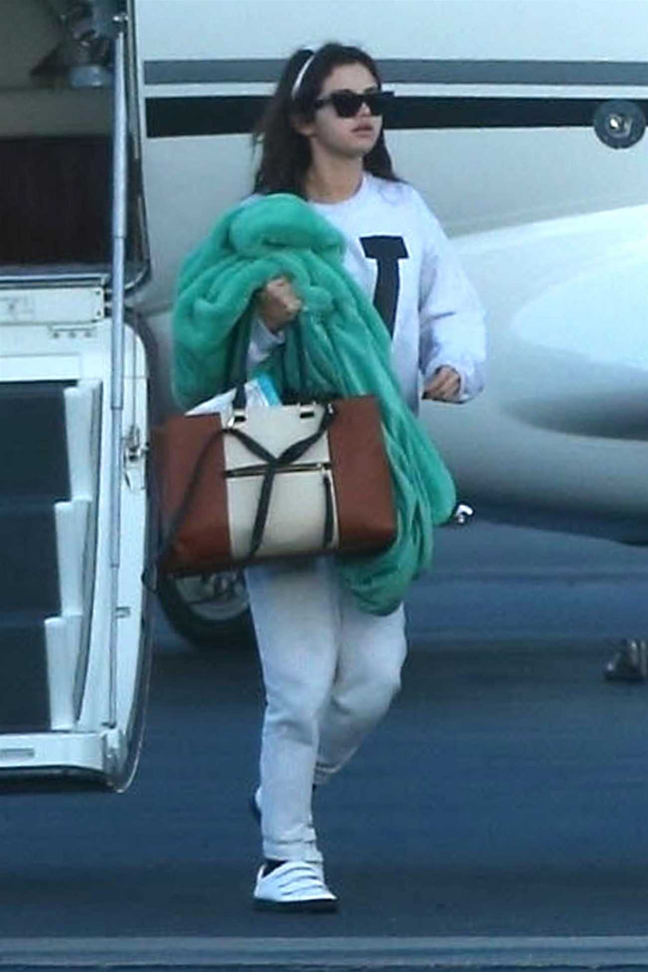 Selena_Gomez_-_Arriving_with_friends_to_a_private_jet_in_Los_Angeles2C_CA_on_February_7-01.jpg