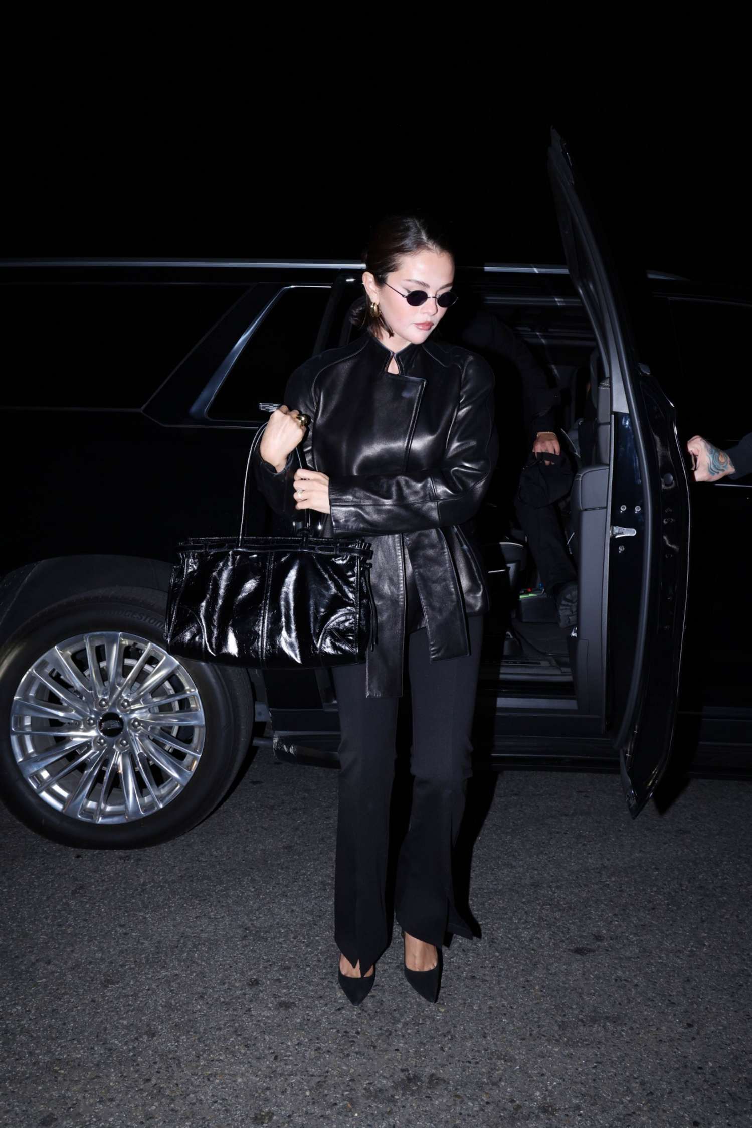 Selena_Gomez_-_At_Brooks_Nader27s_birthday_dinner_at_San_Vicente_Bungalows2C_West_Hollywood_CA_-_February_72C_2026_03.jpg